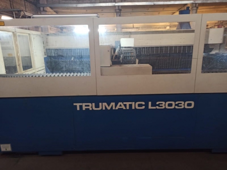 Фото б/у станка лазерной резки TRUMPF Trumatic L 3030 3000W - 2000 года. Вид сбоку