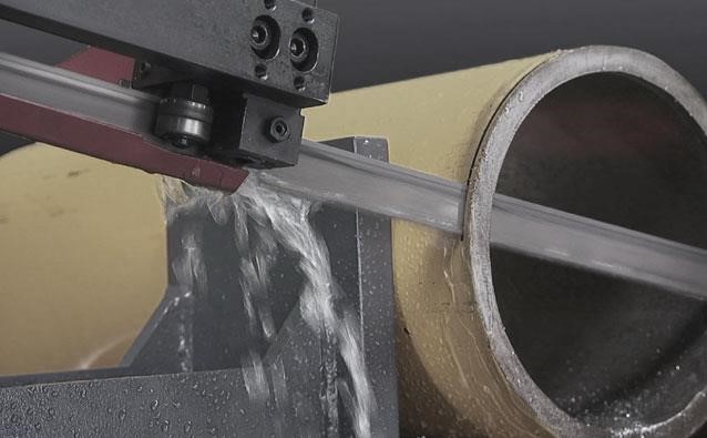Cutting a pipe with a MetalTec BS100FM band saw